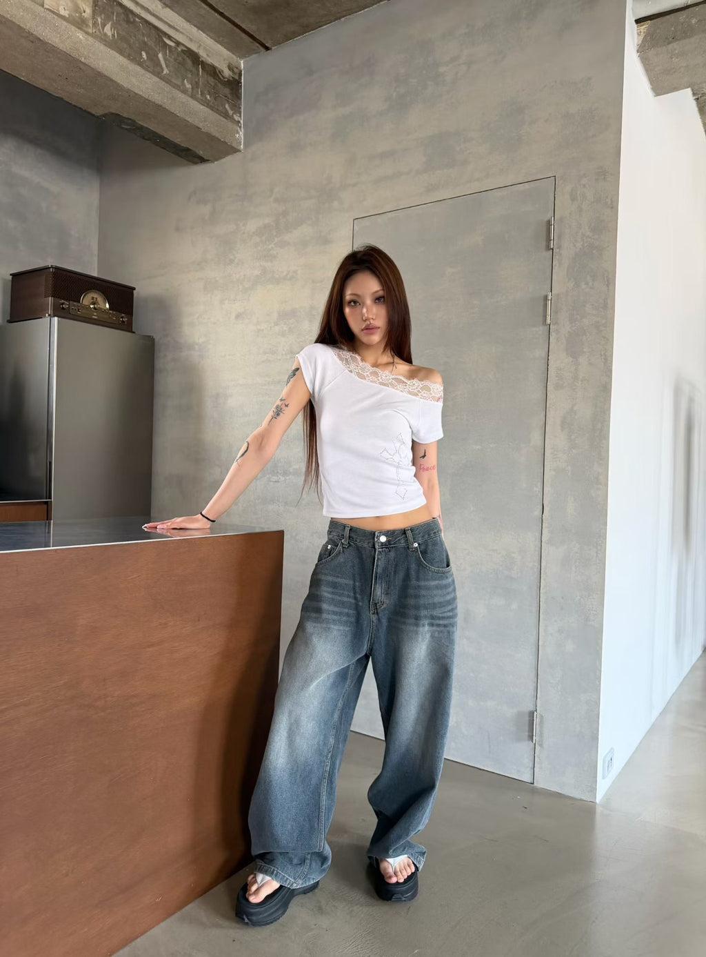 Cross Cubic Off-Shoulder Short-Slee ve T-shirt