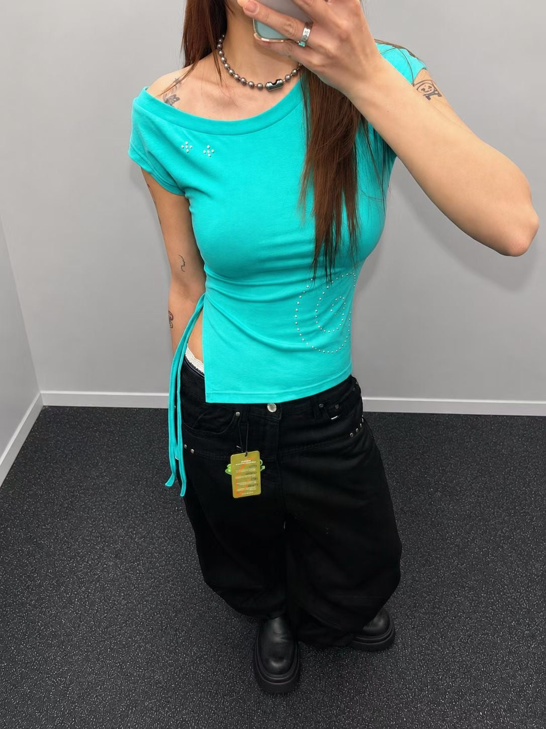 Spin Slit One-Shoulder Short-Sleeve T-shirt