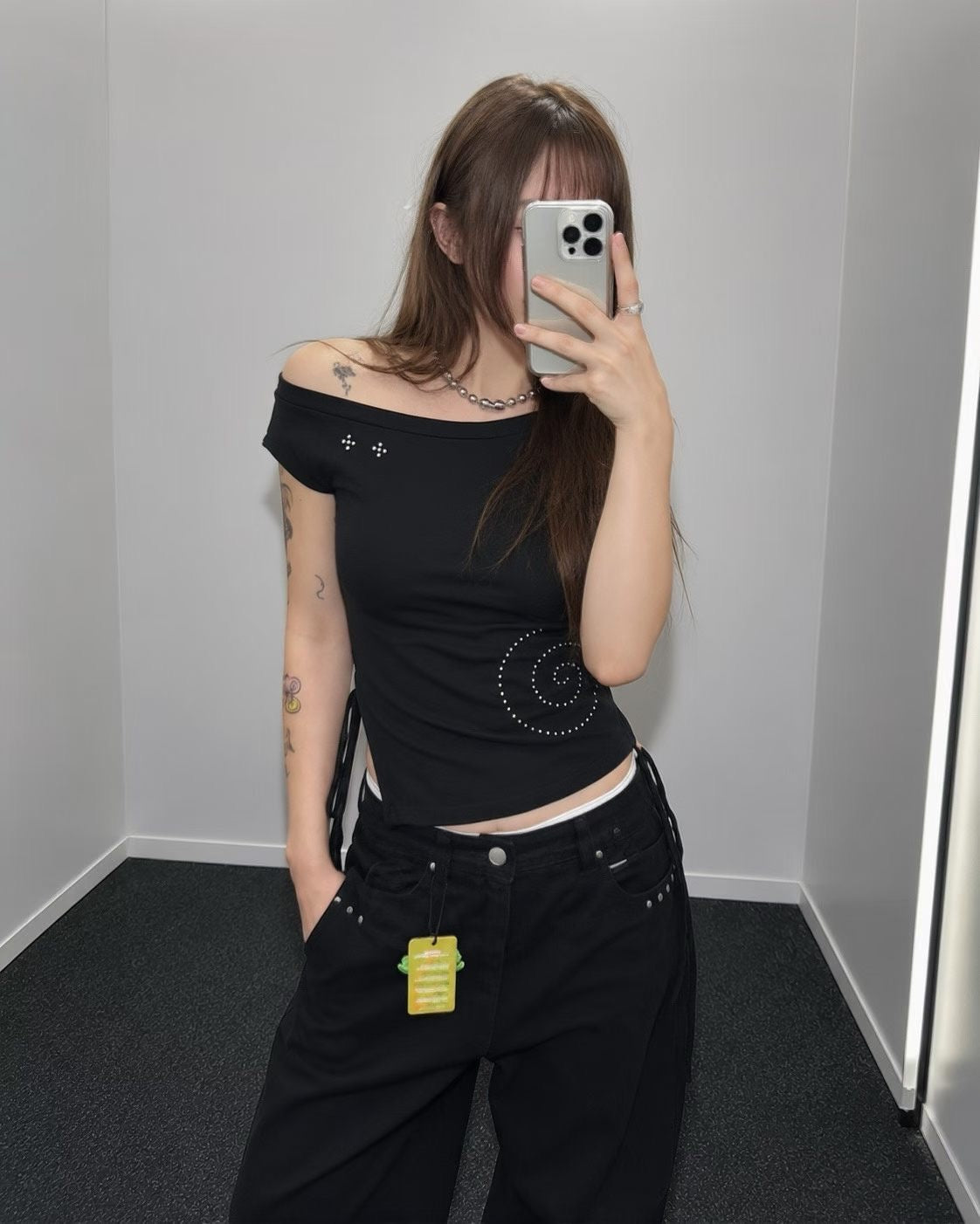 Spin Slit One-Shoulder Short-Sleeve T-shirt