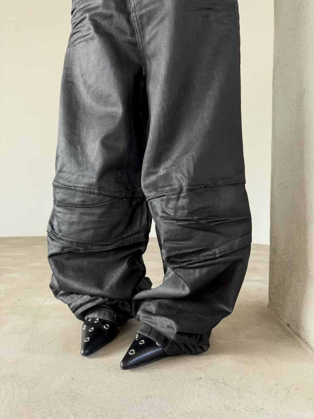Pleated studded pants