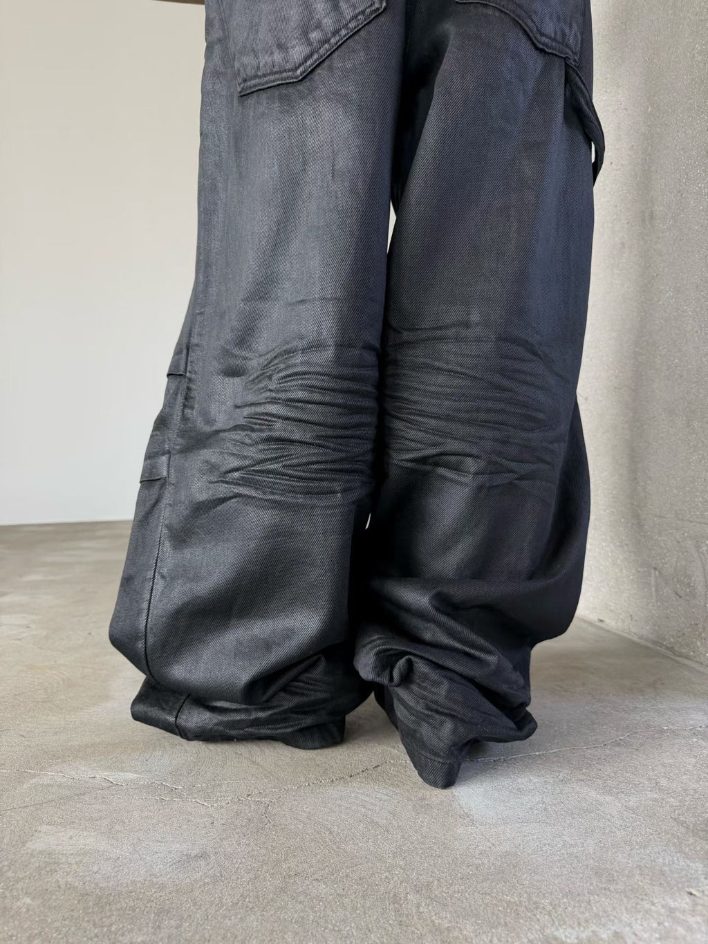 Pleated studded pants